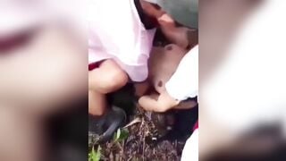 1 học sinh 2k9 đang bị nhiều người đụ tập thể không hiểu chuyện gì xảy ra.