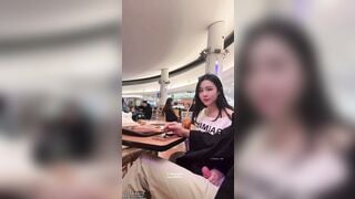 Quay tay cho Ny ở TTTM đông người