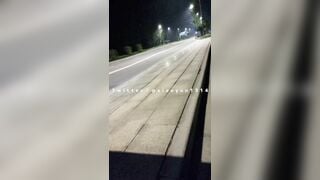 Dâm nữ lần đầu khoe hàng public ngoài đường nên còn ngại vừa thấy xe đến đã núp