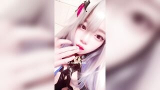 Em coser loli dâm lén lút xoa lồn public trg nhà vệ sinh công cộng sướng trợn mắt