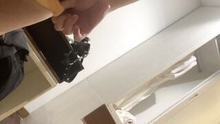 Quay lén vợ thay bikini ra biển