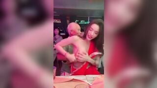 Những lão già khốn nạn bóp lén vú gái xinh