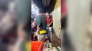 Những lão già khốn nạn bóp lén vú gái xinh