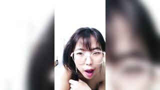 Kính cận mới lớn live kiếm tiền làm đẹp 1