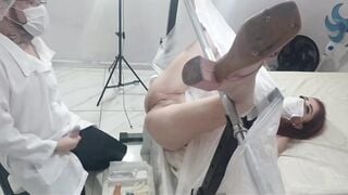 Gái teen đi khám phụ khoa thì bị bác sĩ đè ra địt