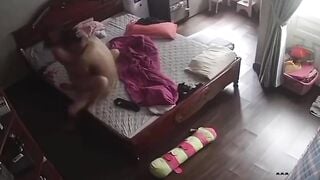 Lén đặt cam ở phòng theo dõi vợ phát hiện vợ dắt trai về phòng đụ nhau rất nhiệt tình