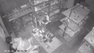 Anh trai kêu em trai qua kho phụ chị dâu giữ kho ai dè em trai đến để đụ với chị dâu.