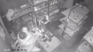 Anh trai kêu em trai qua kho phụ chị dâu giữ kho ai dè em trai đến để đụ với chị dâu.