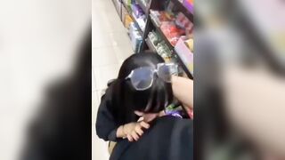 Anh họ dắt đi nhà sách rồi vạch áo quần bắt em bú cu tại đó