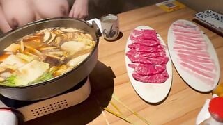 Rủ em đi ăn lẩu mà bắt em cởi áo mới cho ăn