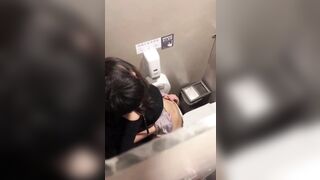 Hồi hợp quay lén 2 bạn trẻ bú cu đụ nhau trong toilet công cộng