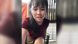 Gái Việt xinh dâm thủ dâm ở trước cửa nhà vú to lồn múp dâm đãng phần 1