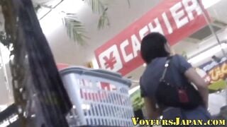 Quay lén em gái mới lớn ở nhà nứng lồn thủ dâm