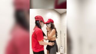 Hai em nhân viên cửa hàng win chốn nhau chơi les