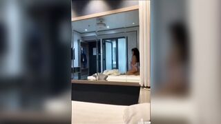 Xông vô khi Em họ đang thay đồ
