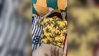 Chơi bắn rồi dượng còn lấy tay móc lồn