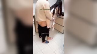 vợ đội nón xanh vẫn đang nấu cơm, ngay trước mặt chồng trực tiếp bước vào bếp
