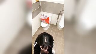 Chưa kịp đi đái anh họ đã bắt bú cu trong toilet