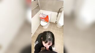 Chưa kịp đi đái anh họ đã bắt bú cu trong toilet