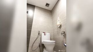 Em điều dưỡng nứng lồn vào toilet thủ dâm thì bị phát hiện.