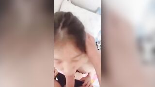 Eny cân hai vừa liếm cặc anh này vừa đưa lồn cho anh kia doggy phần 1