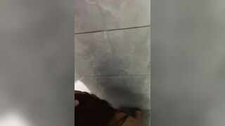 Đang tắm thì anh họ xông vô bắt bú cu rồi còn doggy