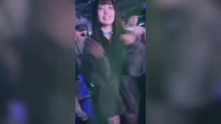 Idol đi giao lưu vén cả quần lót cho xem thì fan chả cứng hết cả chim lên :3