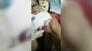 Đang ở phòng nằm chị gái bị thằng em họ 16 tuổi đè đụ không kịp cởi quần.