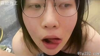 Kính cận xinh đẹp, bú cặc đòi nuốt luôn tinh trùng
