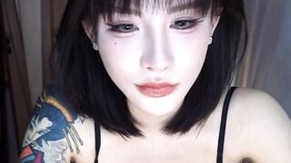 Gái xinh xăm trổ kín tây khoe vú đẹp xinh