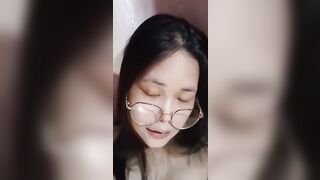 Kính cận vú to thèm khát thủ dâm 2