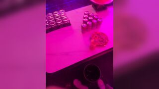 Vào karaoke livetream gạ đụ tập thể các em nhân viên xinh dâm trg quán #1