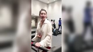 Đi tập gym nhìn trai nứng quá em show hàng luôn