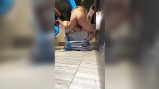 Uống rượu thua kèo để tg bạn đè người yêu ra địt ngay nhà vệ sinh quán