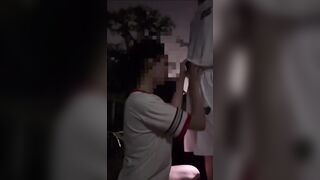 Dắt em họ đi học về mà tới chỗ vắng lại bắt bú buồi