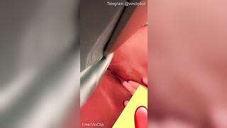 Bướm non thủ dâm móc lồn 2