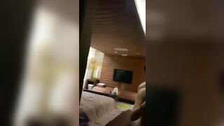 doggy trước gương cùng em gái mưa