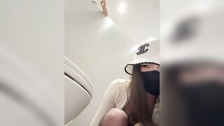 Nứng lồn thử thách thủ dâm public ở toilet thì bị người lạ phát hiện.