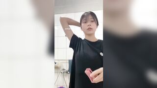 Cô bạn gái non tơ xinh xắn thích vào nhà tắm khoe body gửi bạn trai thủ dâm phần 1