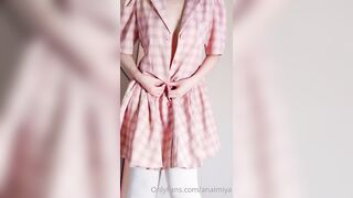 Cô em hàng ngon khiêu dâm nhét đồ chơi lỗ đít