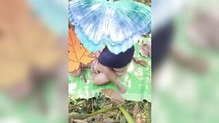 Sao dượng dắt vợ con ra ngoài này làm gì
