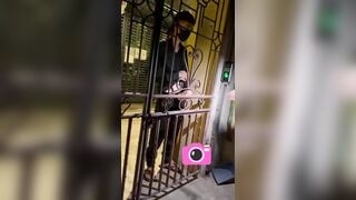 Em học sinh sục cu cho người lạ trước cổng nhà