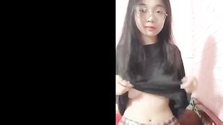 Em học sinh 2ka10 bị bạn trai bắt quay clip để sục