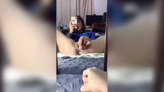 Nhìn mình thủ dâm trước gương mà lồn em gái chảy nước trắng