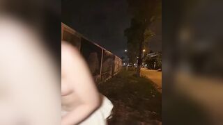 Ra đường cởi áo show dâm là thú vui của nhỏ bạn