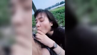 Tuột quần bú cu cho thằng bạn thân ngoài đường