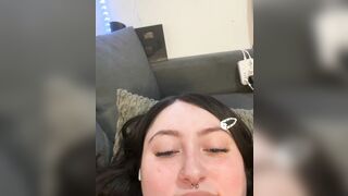 Gái dâm chubby vú to lồn múp thủ dâm trên live dâm đãng kích thích