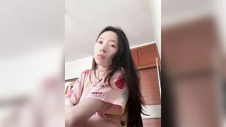 Em teen xinh ngây thợ bị a bắt làm slave quay clip tát vào vú cho a xem