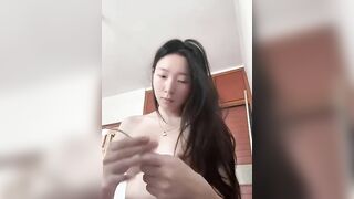 Em teen xinh ngây thợ bị a bắt làm slave quay clip tát vào vú cho a xem