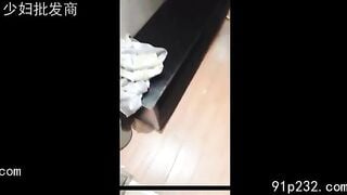 2thanh niên rủ nhau vào ks thuê 1 phòng để đổi 2e ghệ xinh cho nhau chơi thử cảm giác